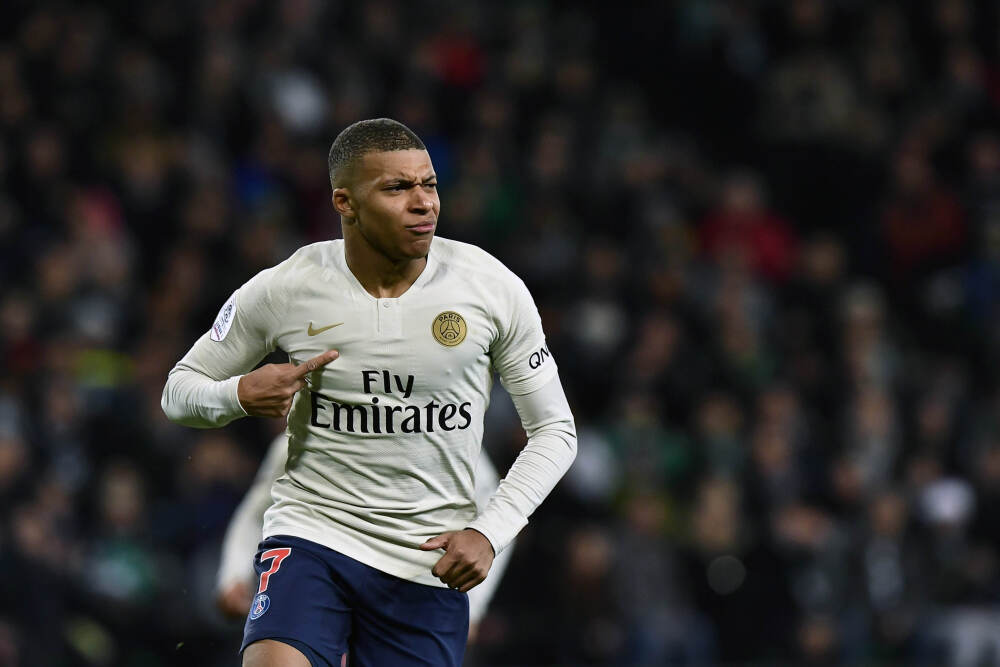 单赛季拿下两座联赛冠军奖杯是什么样的体验？